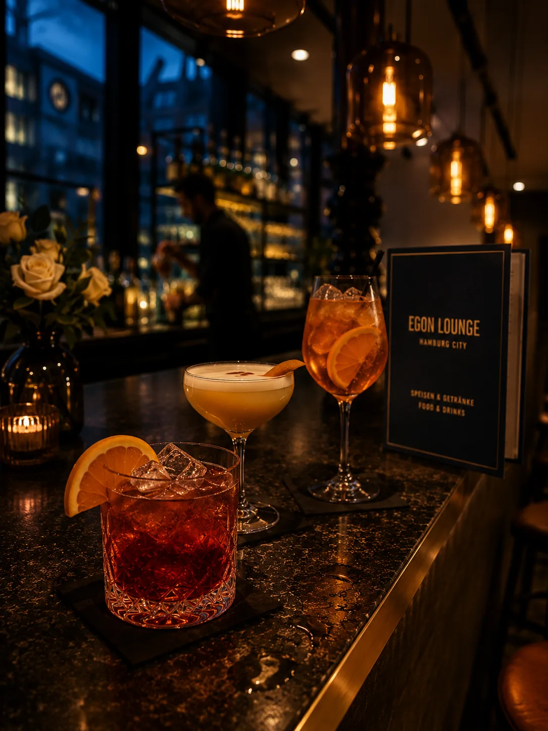 Cocktails an der Egon-Lounge-Bar · Hendrik im Hintergrund