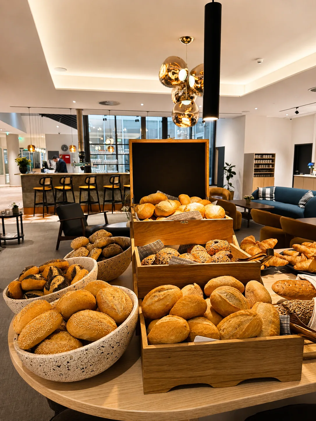 Brot- und Brötchenauswahl am Frühstücksbuffet
