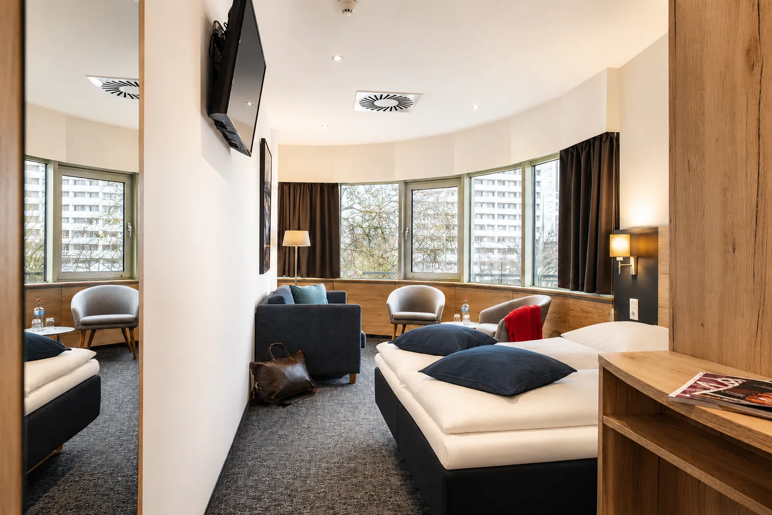 Panoramazimmer mit Sofa-Ecke und Badewanne