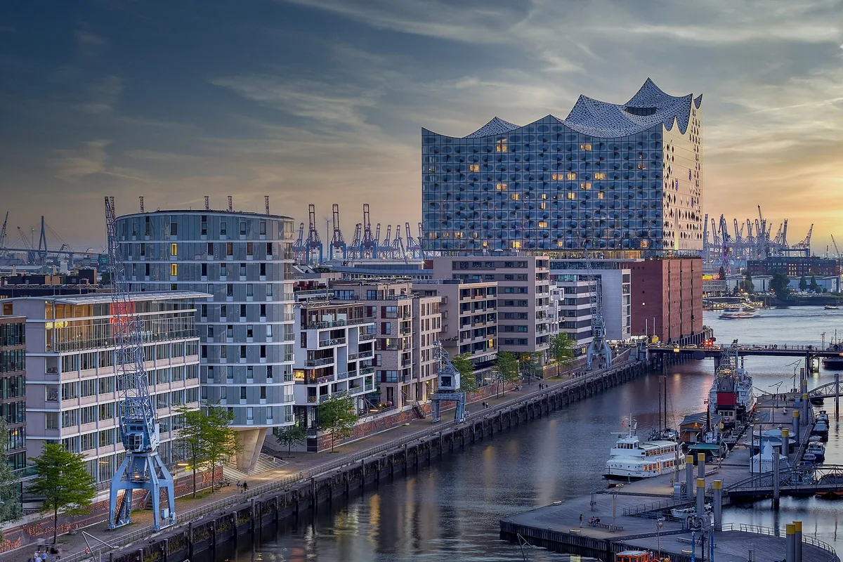Elbphilharmonie in der HafenCity am Wasser