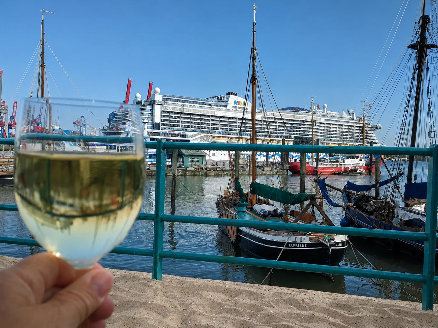 Pause am Wasser · ein Glas Wein mit Blick auf den Hafen