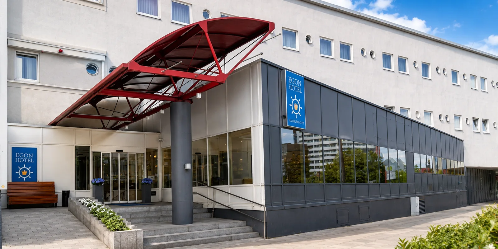 EGON HOTEL Hamburg City · Eingang mit rotem Vordach bei Tag